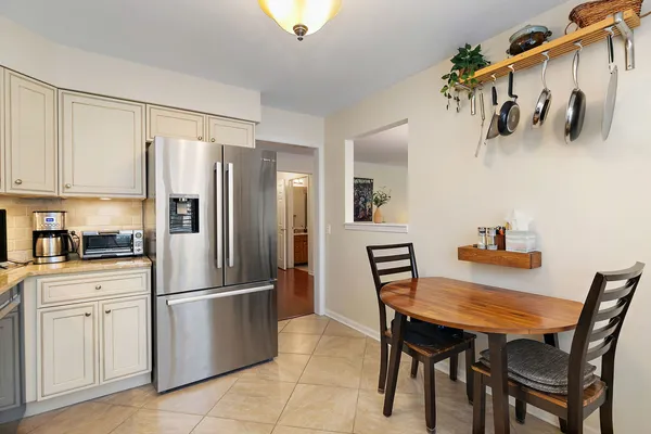 $370,000 | 993 Longmeadow Court, Unit 1028, Lake Barrington, IL 60010