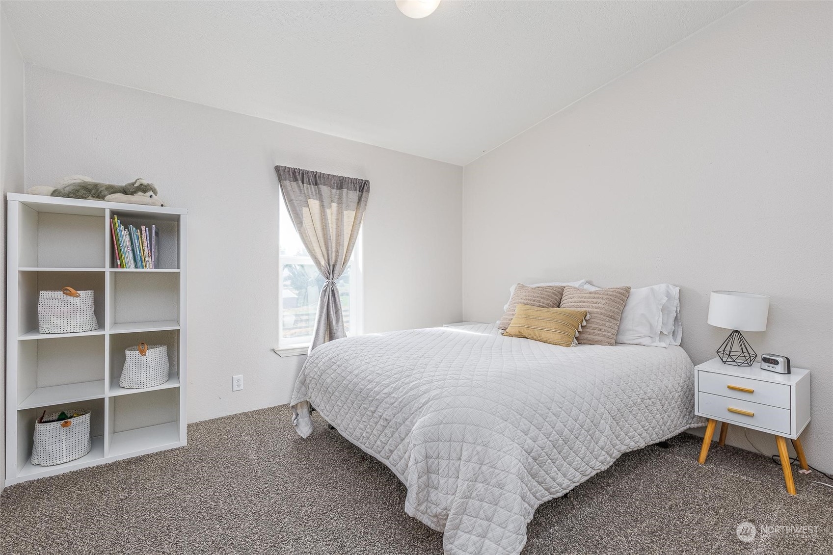 108108 West King Tull Road Prosser, WA 99350 - Photo 18 of 36 a bedroom with a bed and a window
