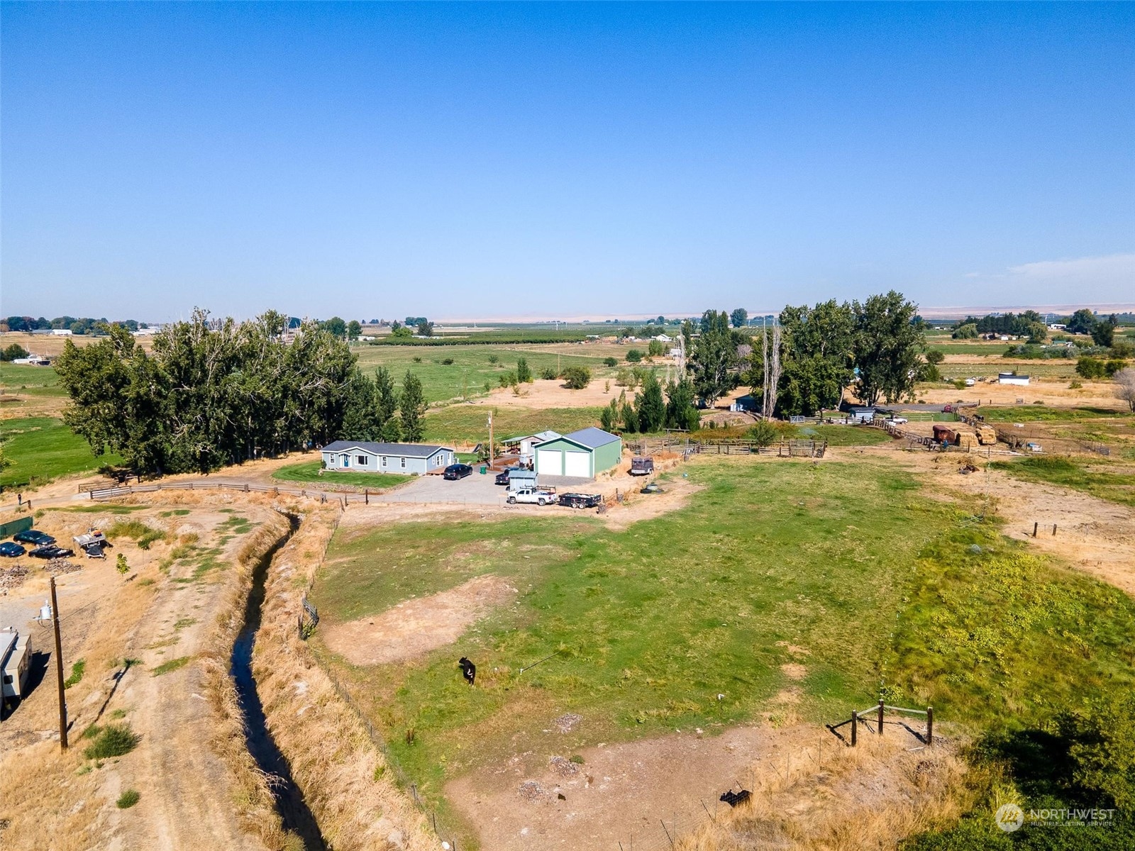 108108 West King Tull Road Prosser, WA 99350 - Photo 29 of 36 a view of a swimming pool with an ocean view