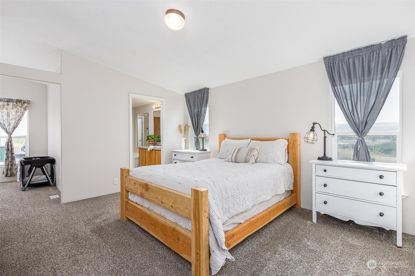 108108 West King Tull Road Prosser, WA 99350 - Photo 10 of 36 a bed room with a bed and a chair
