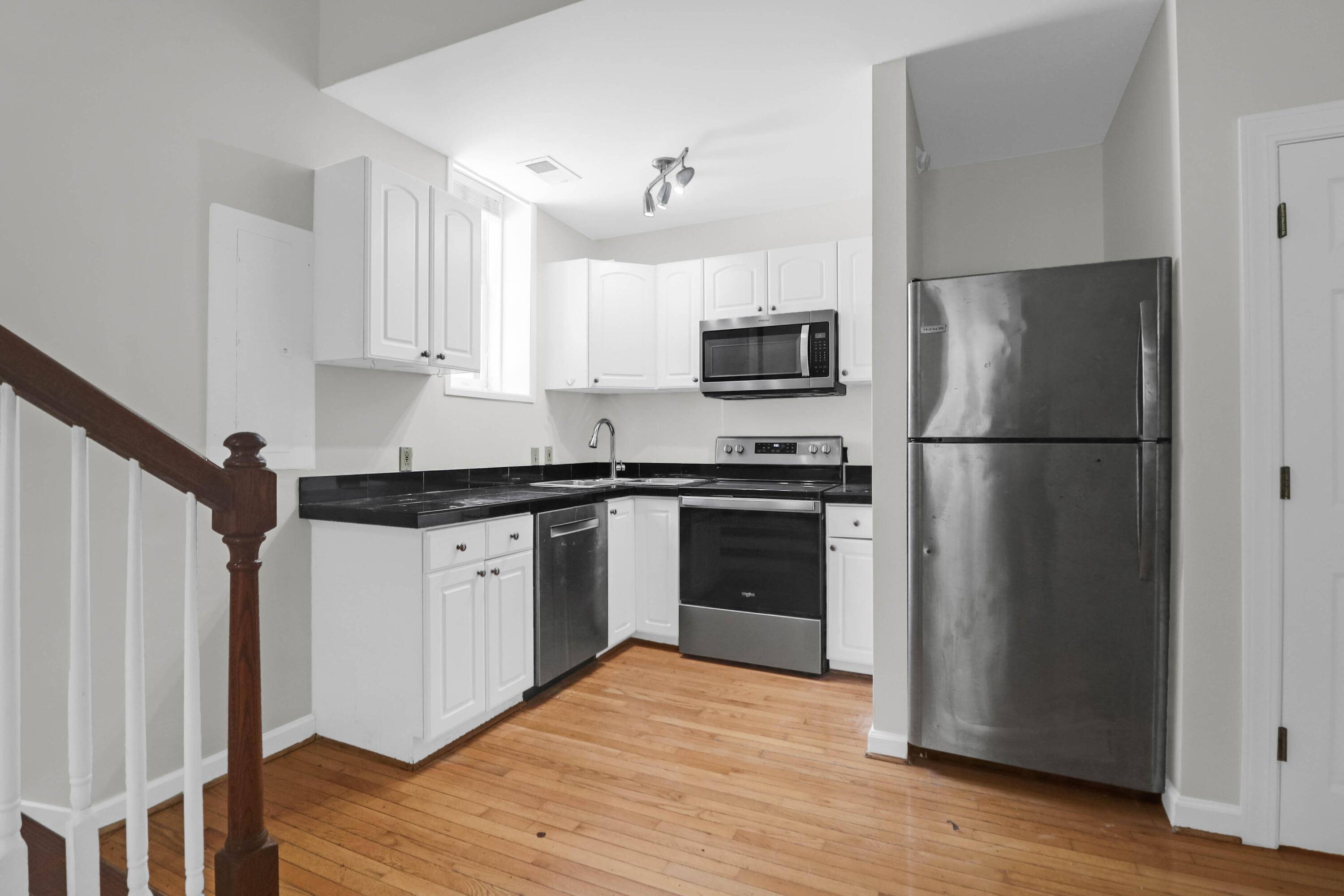 295 King Street, Unit B2 Charleston, SC 29401 - Photo 6 of 21 295 King St B2 -Tidalcreekphoto- (12)