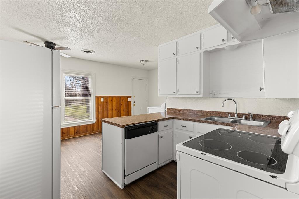 2712 Lyle Avenue Waco, TX 76708 - Photo 6 of 13 Kitchen