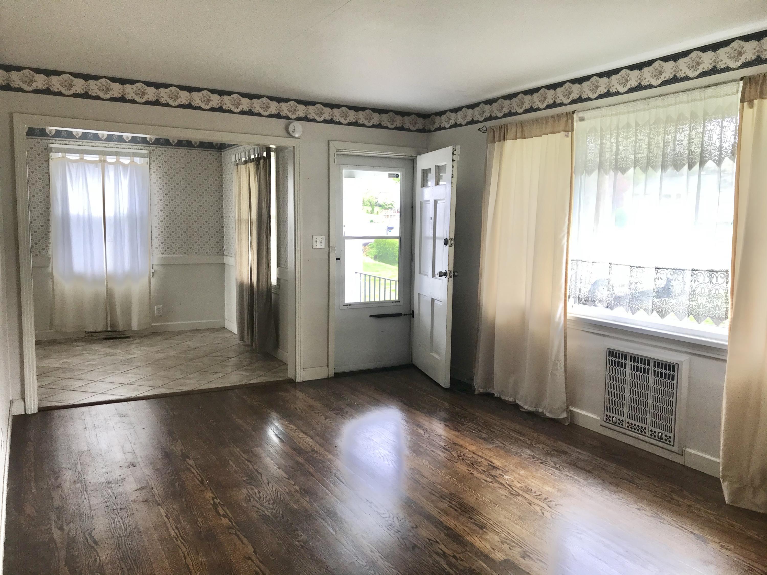 5705 Ridgefield Road Knoxville, TN 37912 - Photo 6 of 18 Living /Dining