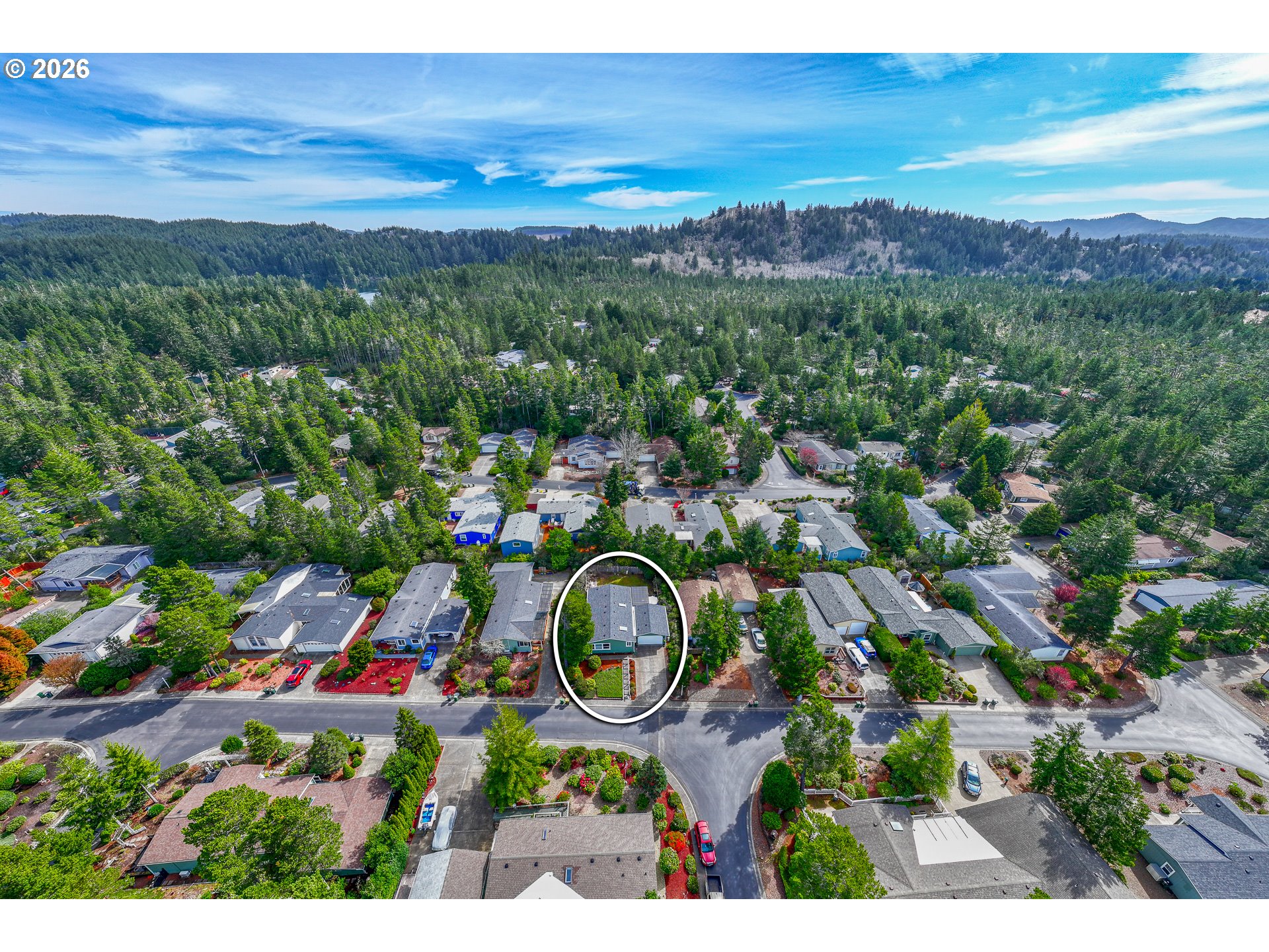 128 Evergreen Lane Florence, OR 97439 - Photo 30 of 34 a view of a city with mountain view