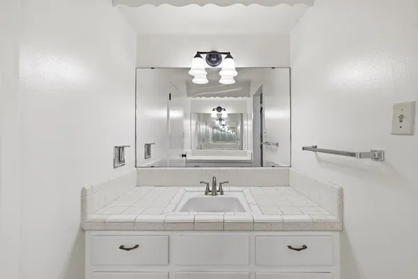 $2,100 | 301 Manor Drive, Unit B, Kerrville, TX 78028