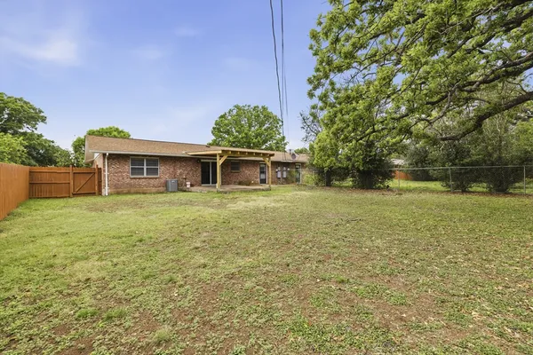 $2,100 | 301 Manor Drive, Unit B, Kerrville, TX 78028