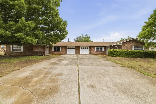 $2,100 | 301 Manor Drive, Unit B, Kerrville, TX 78028