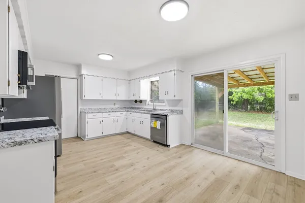 $2,100 | 301 Manor Drive, Unit B, Kerrville, TX 78028