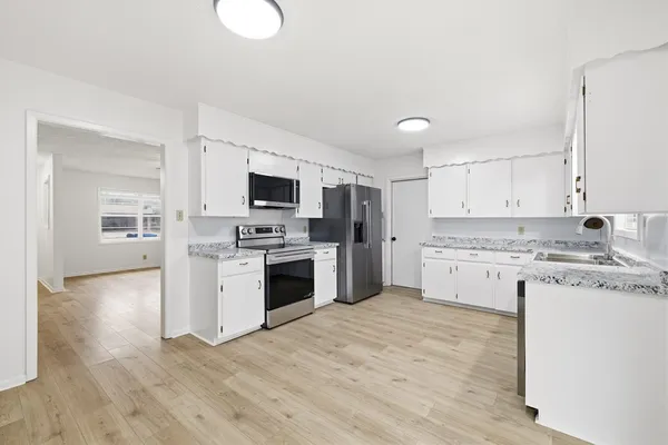 $2,100 | 301 Manor Drive, Unit B, Kerrville, TX 78028