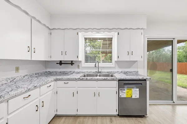 $2,100 | 301 Manor Drive, Unit B, Kerrville, TX 78028