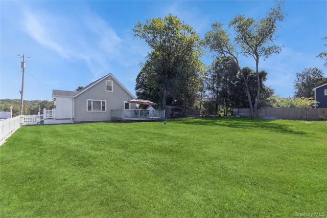 a view of a house with backyard and garden