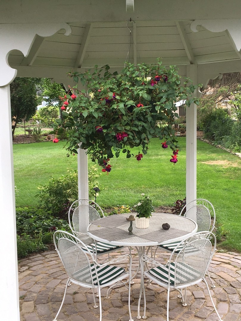 199 Parkview Road Riverside, IL 60546 - Photo 22 of 32 a patio with table and chairs and potted plants