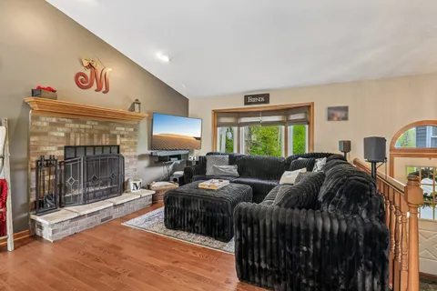 $325,000 | 1011 Ridgewood Avenue, McHenry, IL 60051