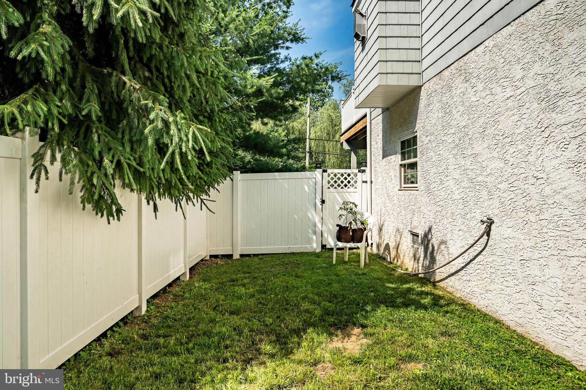 2 River Road Philadelphia, PA 19128 - Photo 34 of 46 a backyard of a house with plants and tree