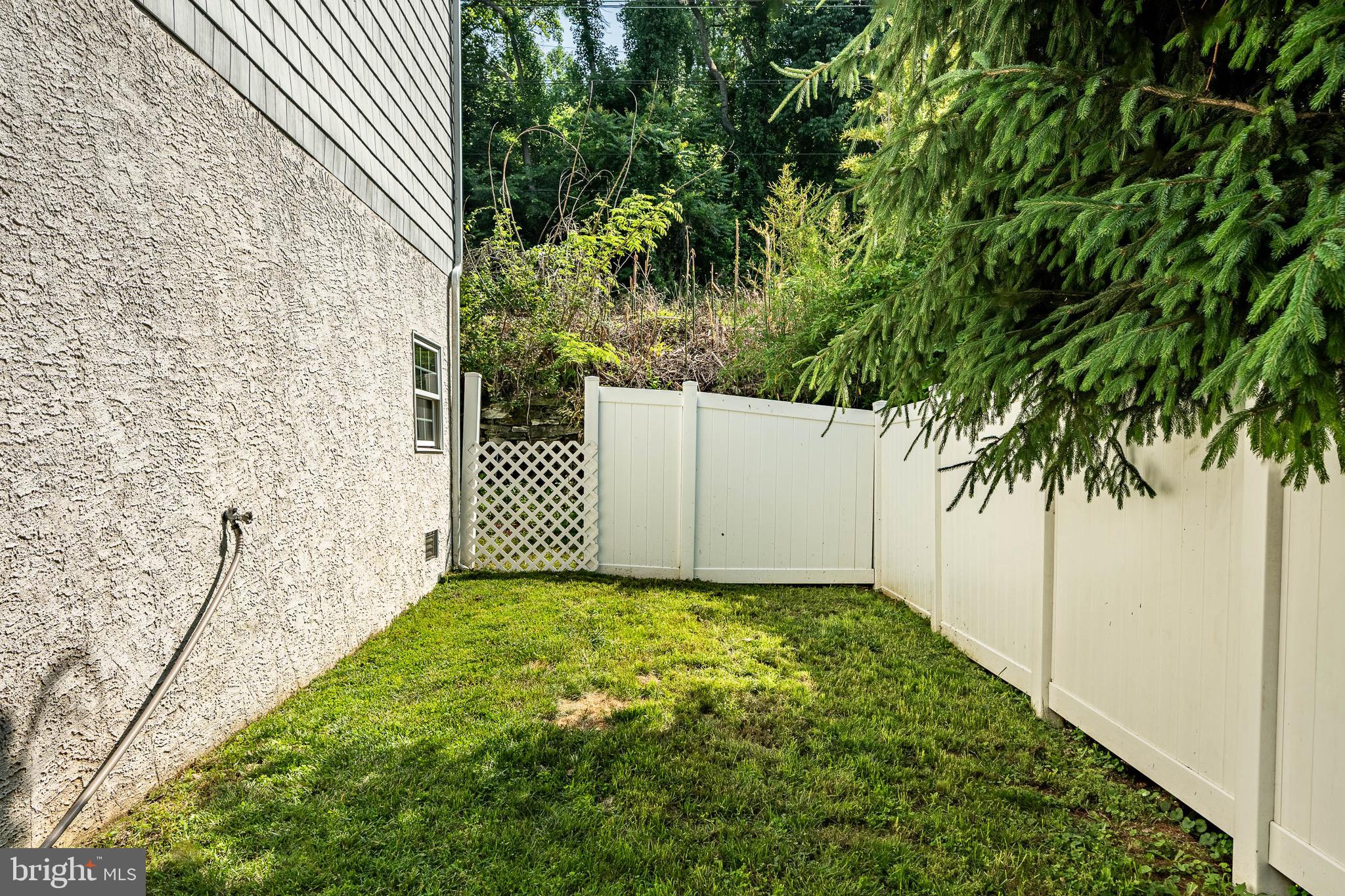 2 River Road Philadelphia, PA 19128 - Photo 35 of 46 a view of a backyard