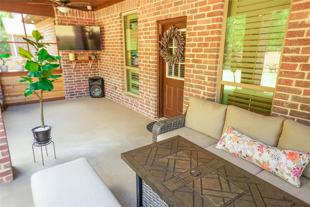 1012 Bowers Road Seagoville, TX 75159 - Photo 5 of 26 a living room with furniture and a potted plant