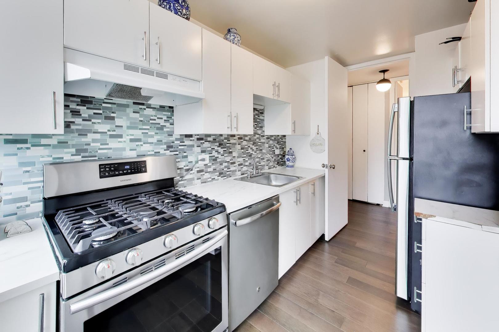 1 East Scott Street, Unit 1609 Chicago, IL 60610 - Photo 7 of 31