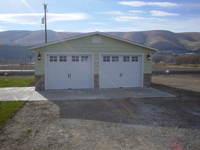 3656 West Birchfield Road Moxee, WA 98936 - Photo 18 of 31 a front view of a house with a yard and garage