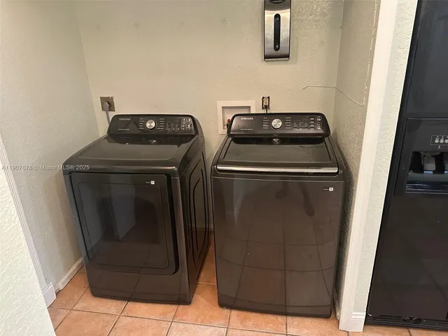 a view of walk in closet