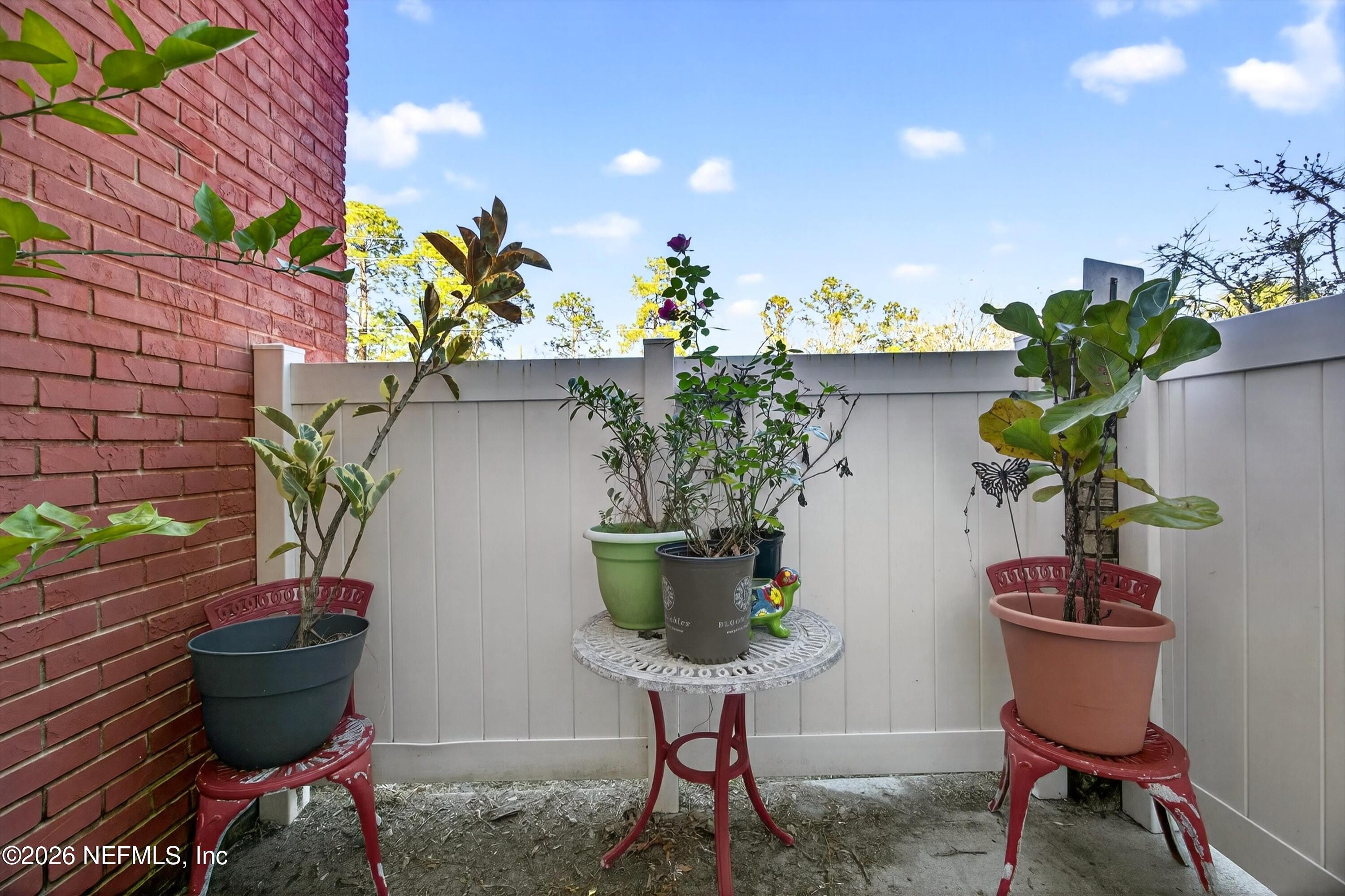 8880 Old Kings Road South, Unit 2 Jacksonville, FL 32257 - Photo 32 of 35 a vase of flowers sitting on a table