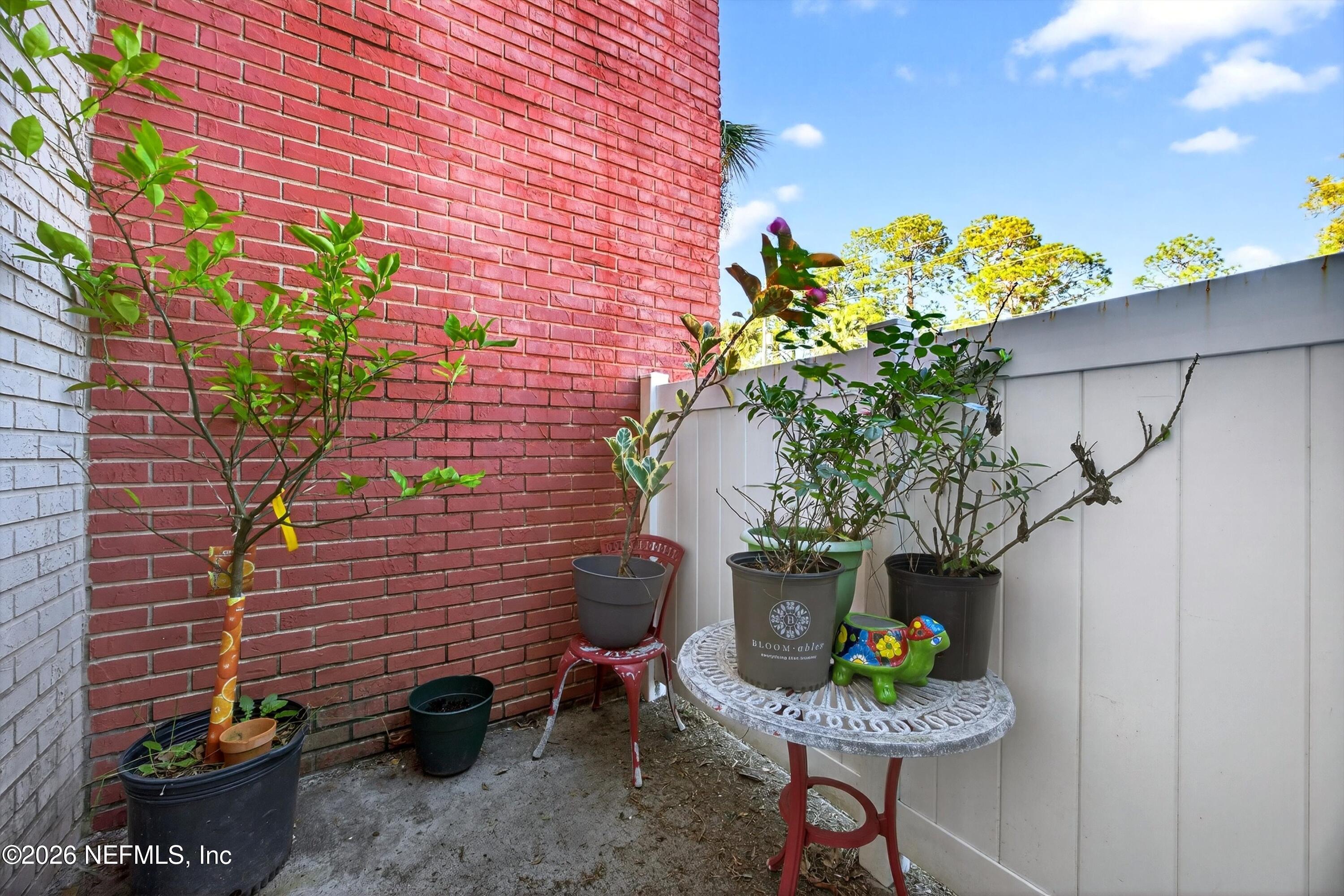 8880 Old Kings Road South, Unit 2 Jacksonville, FL 32257 - Photo 33 of 35 a vase of flowers sitting on a floor