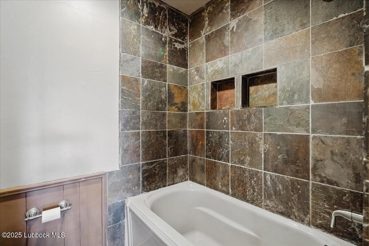 5726 67th Street Lubbock, TX 79424 - Photo 16 of 26 a bathroom with a bathtub