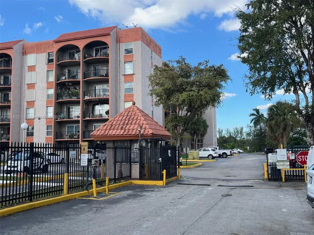 $1,975 | 5201 Northwest 7th Street, Unit 607, Miami, FL 33126