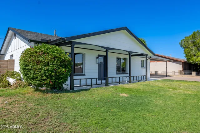 a view of a house with a yard
