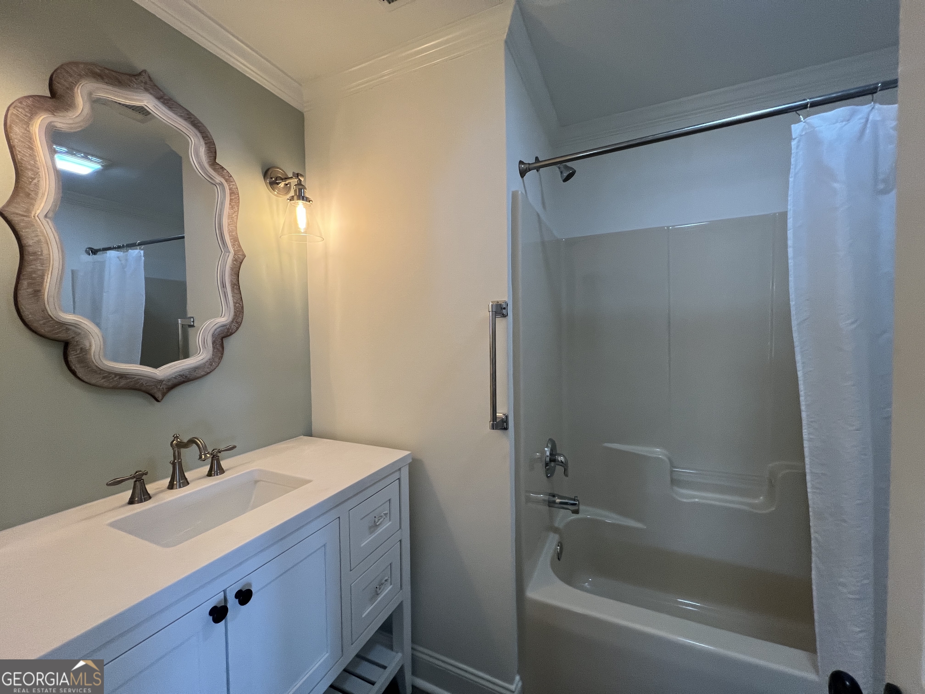 166 Montego Bay Road Northwest Milledgeville, GA 31061 - Photo 19 of 42 a bathroom with a sink mirror toilet and bathtub