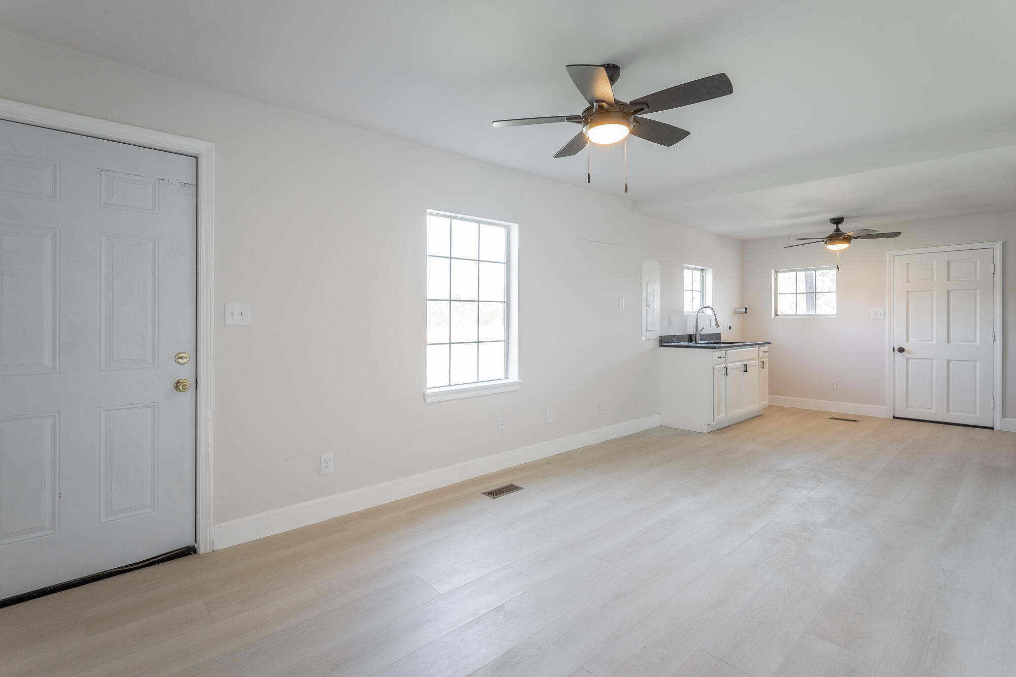601 Long Street Dayton, TN 37321 - Photo 7 of 17 LivingRoom3