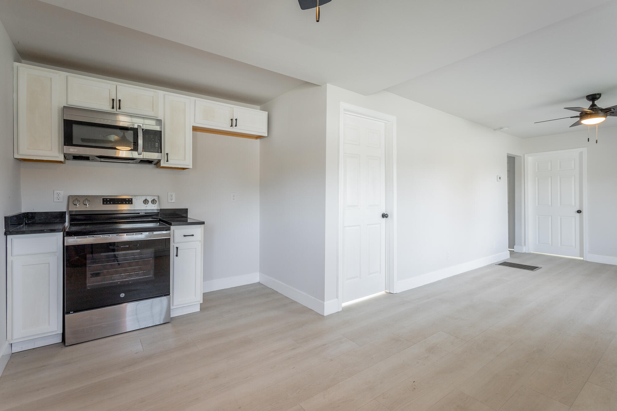 601 Long Street Dayton, TN 37321 - Photo 10 of 17 Kitchen4