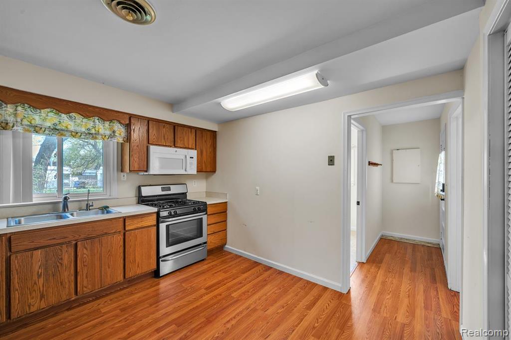 8620 Stephens Warren, MI 48089 - Photo 8 of 15 Gallery Image 8