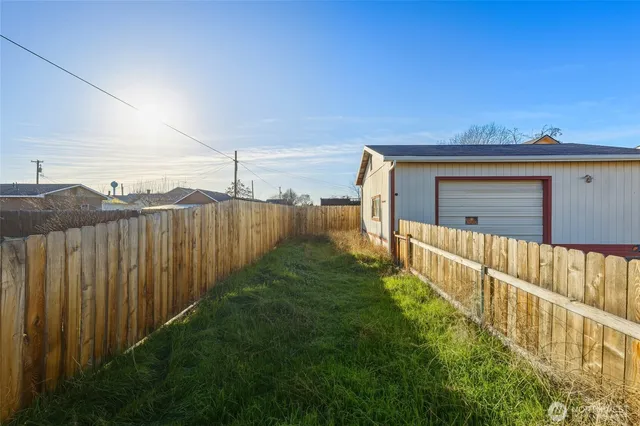 a view of a pathway of a building with wooden fence