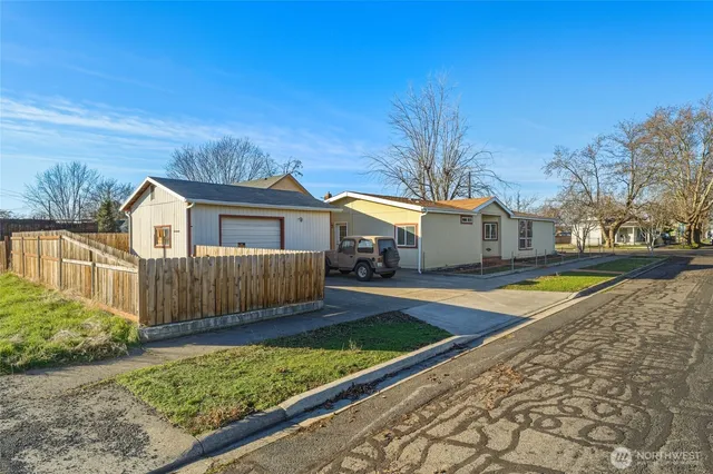 a view of front house with a yard
