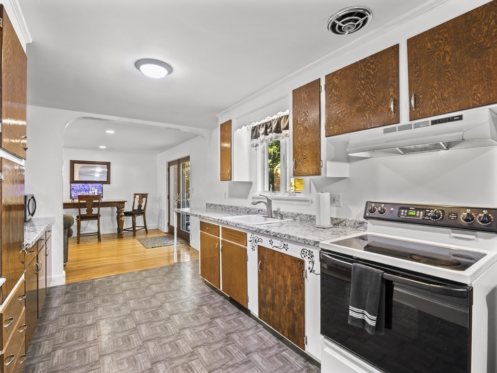 43 Moon Road Lynn, MA 01904 - Photo 9 of 25