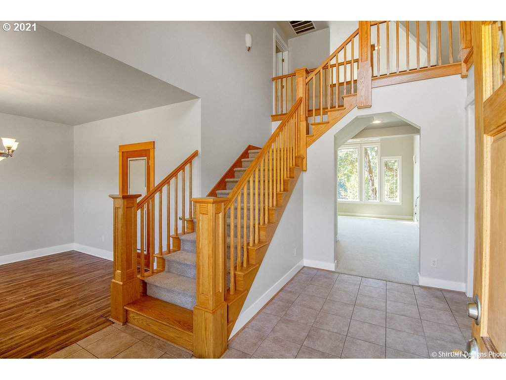 38636 Pengra Road Fall Creek, OR 97438 - Photo 5 of 32 a view of an entryway with wooden floor