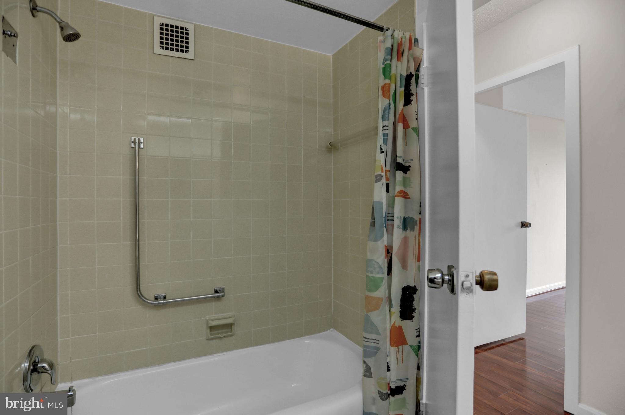 4401 Roland Avenue, Unit 304 Baltimore, MD 21210 - Photo 23 of 50 a bathroom with a bathtub