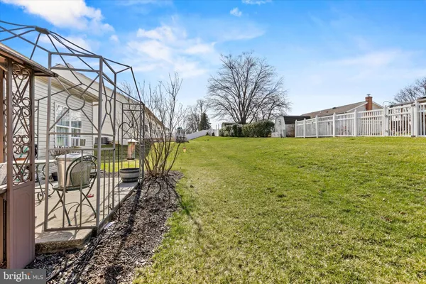 a view of a yard with a house