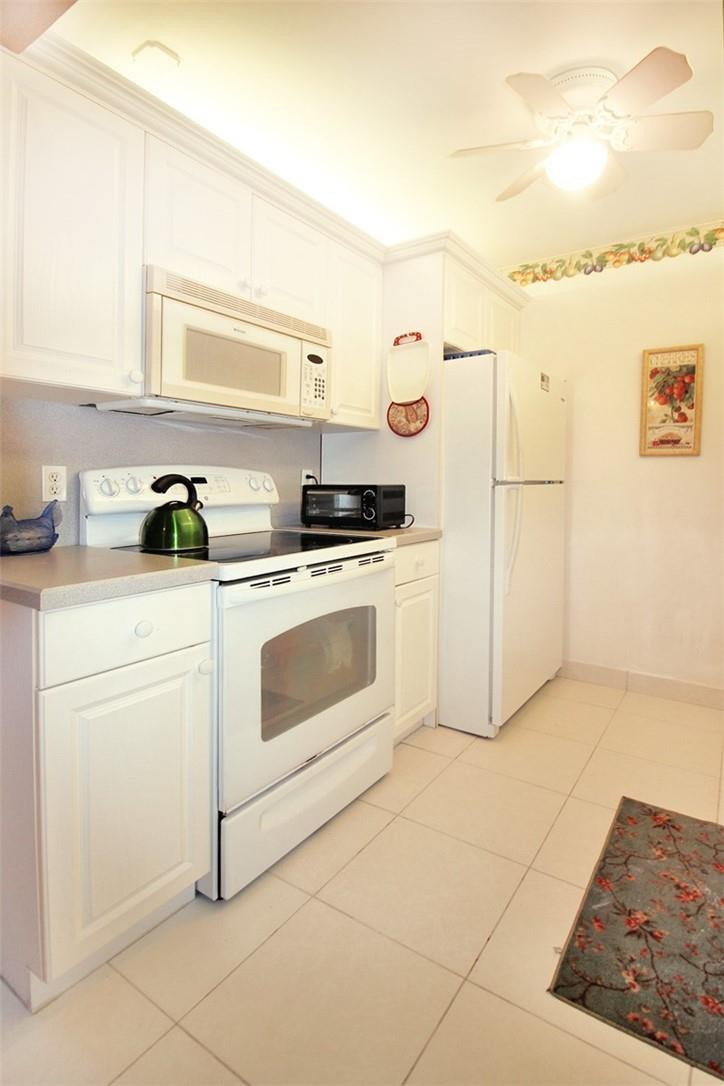 1055 Cambridge C, Unit 1055 Deerfield Beach, FL 33442 - Photo 10 of 52 White Shaker Cabinet w/white Appliances