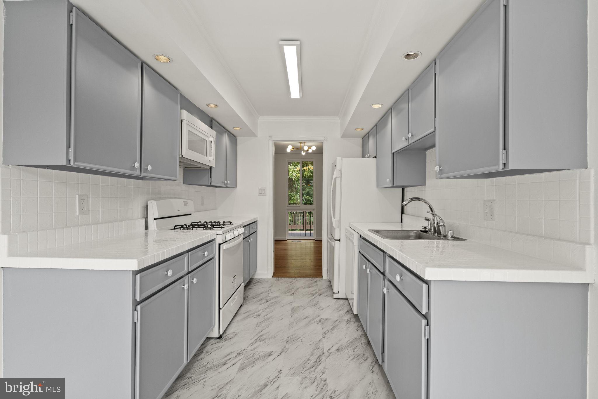 8020 Inverness Ridge Road Potomac, MD 20854 - Photo 4 of 46