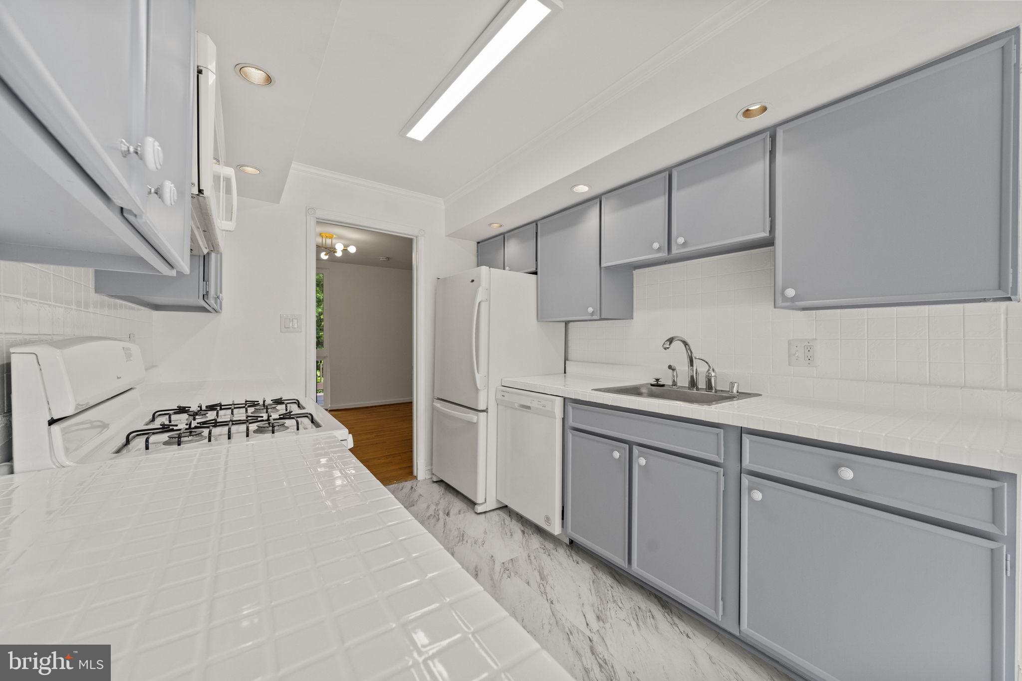 8020 Inverness Ridge Road Potomac, MD 20854 - Photo 7 of 46