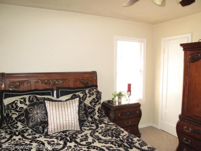 3618 South Ong Street Amarillo, TX 79110 - Photo 5 of 17 a living room with furniture