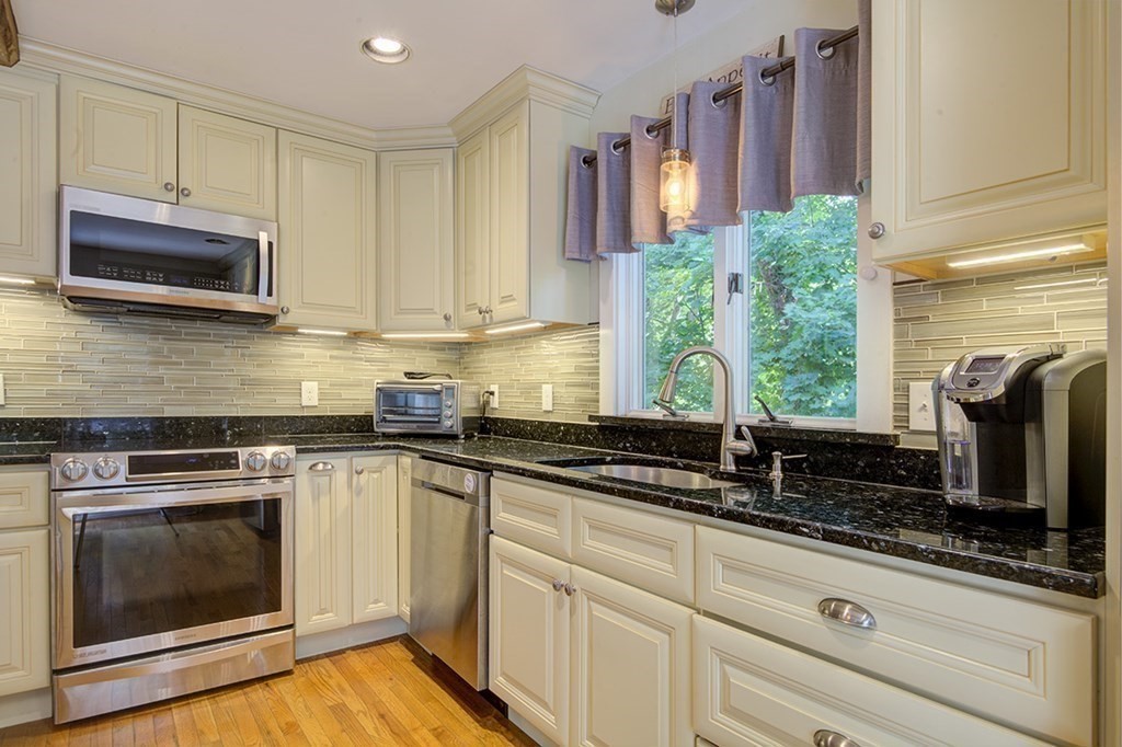 11 Susan Road Marblehead, MA 01945 - Photo 6 of 38