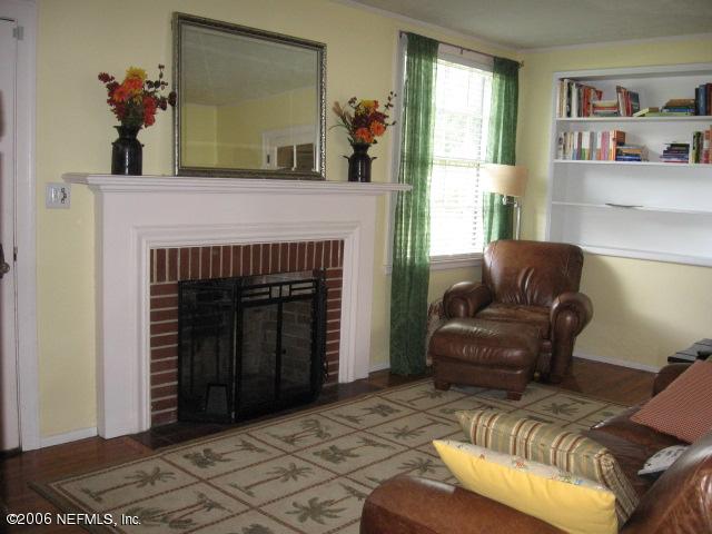 1104 South Shores Road Jacksonville, FL 32207 - Photo 2 of 3 Living Room