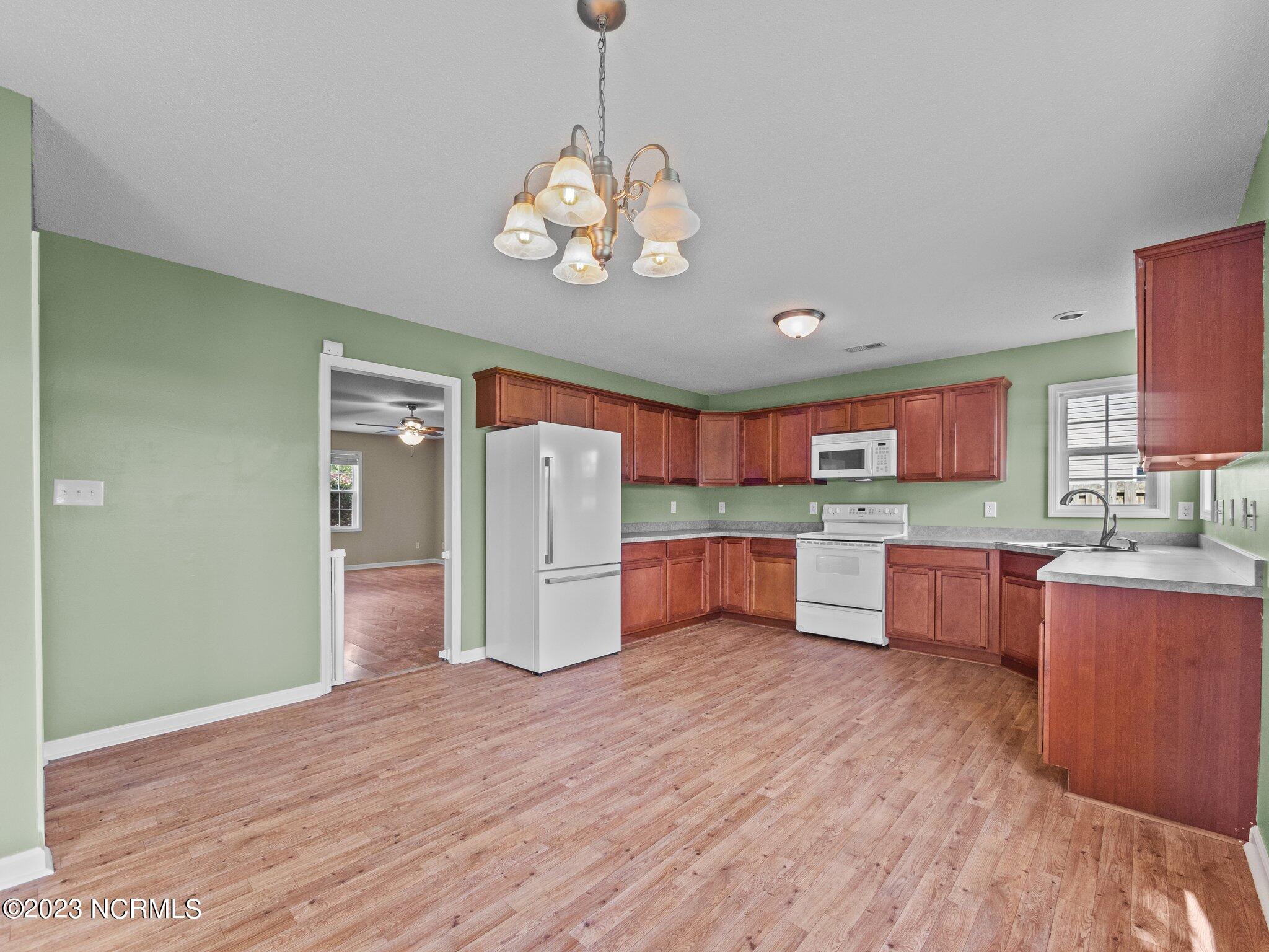 218 Smallwood Road Hubert, NC 28539 - Photo 10 of 44 Dining and Kitchen