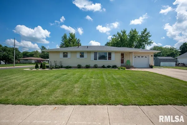 $164,900 | 801 West Randolph Street, Roanoke, IL 61561