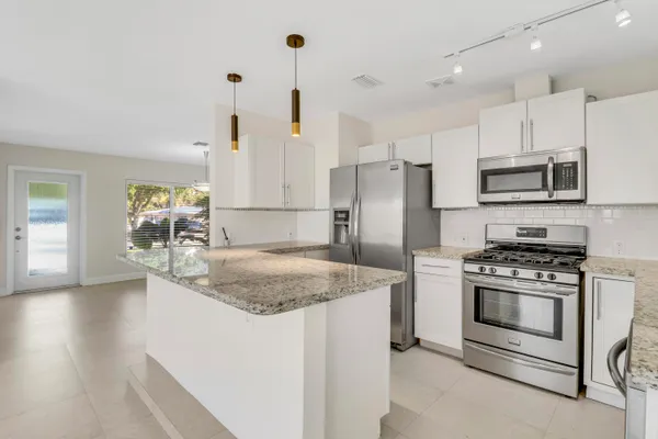 $3,800 | 376 Southwest 2nd Street, Boca Raton, FL 33432