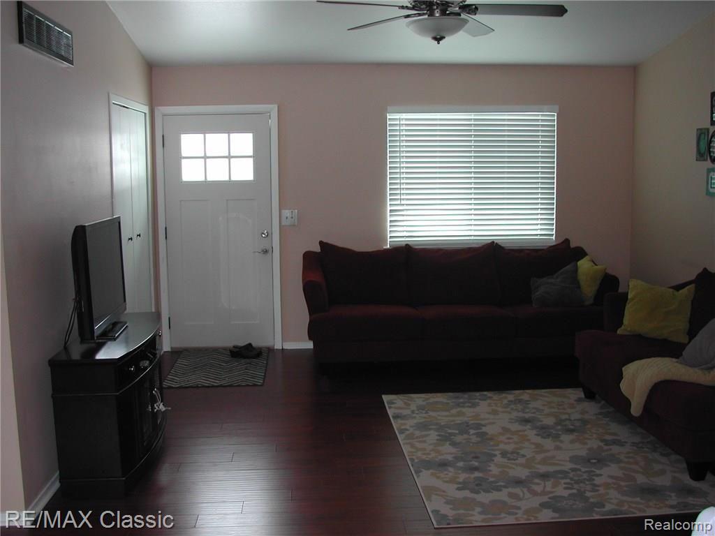 21744 Ruth Street Farmington Hills, MI 48336 - Photo 2 of 17