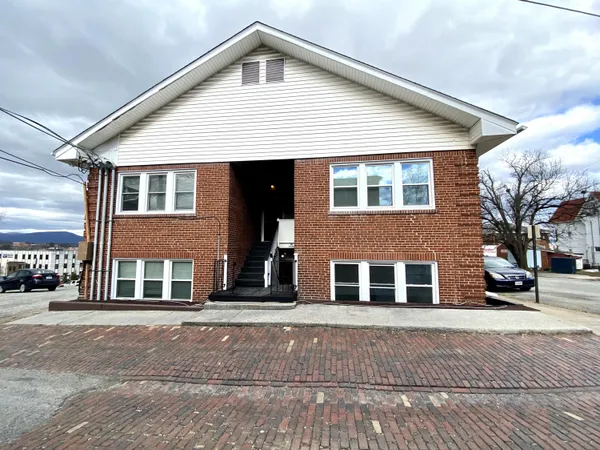 $749 | 202 Elm Avenue, Unit A6, Roanoke, VA 24016