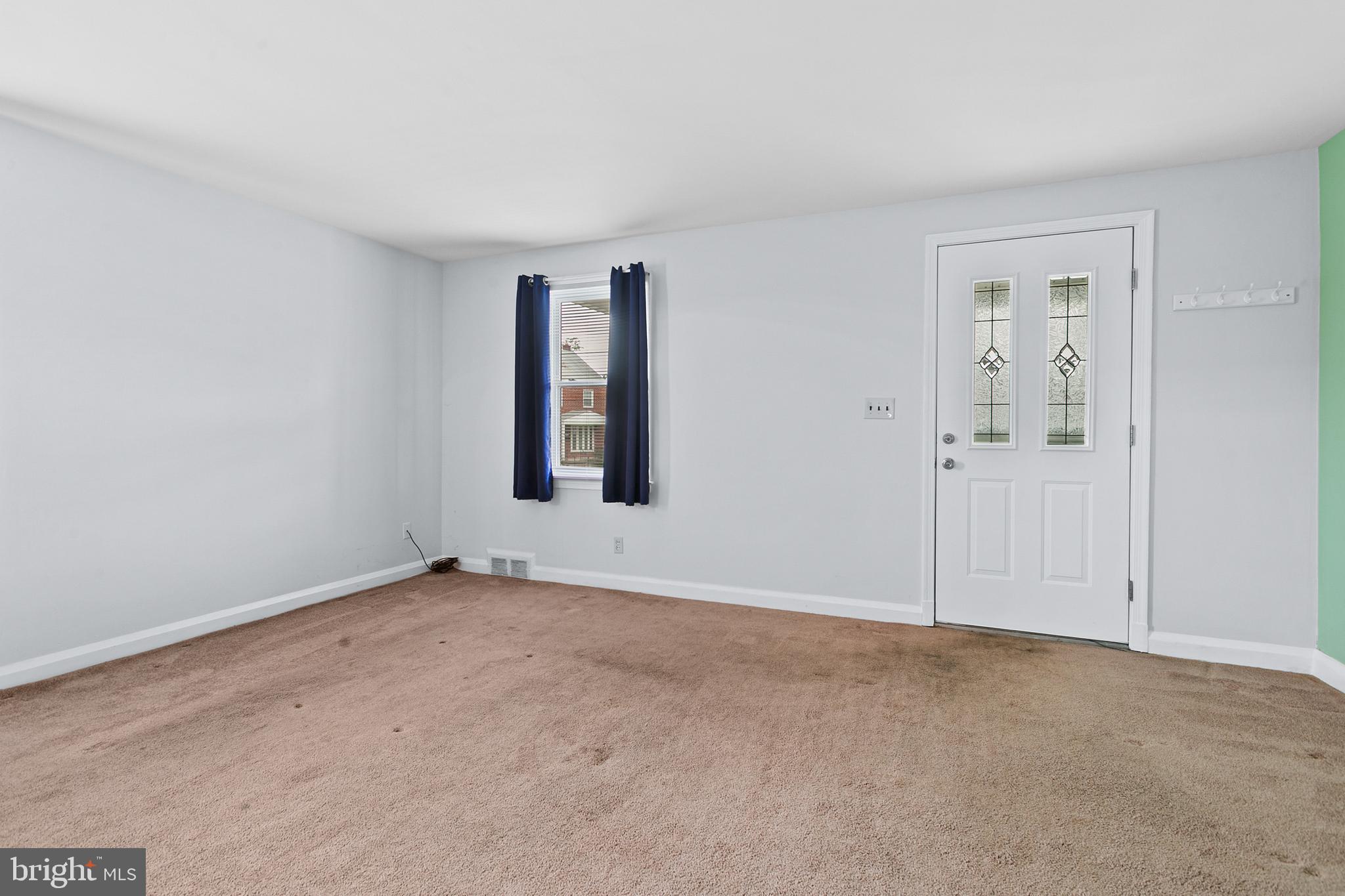 5600 Braxfield Road Halethorpe, MD 21227 - Photo 7 of 32 Living Room